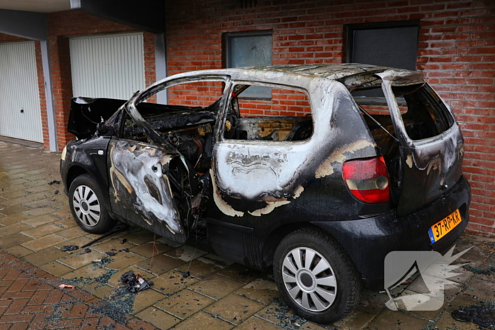 Autobrand onder balkon