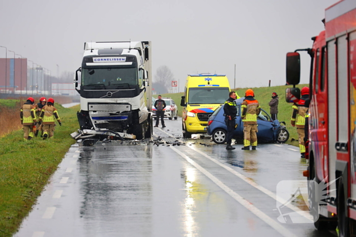 Dode bij frontale aanrijding tussen vrachtwagen en personenauto