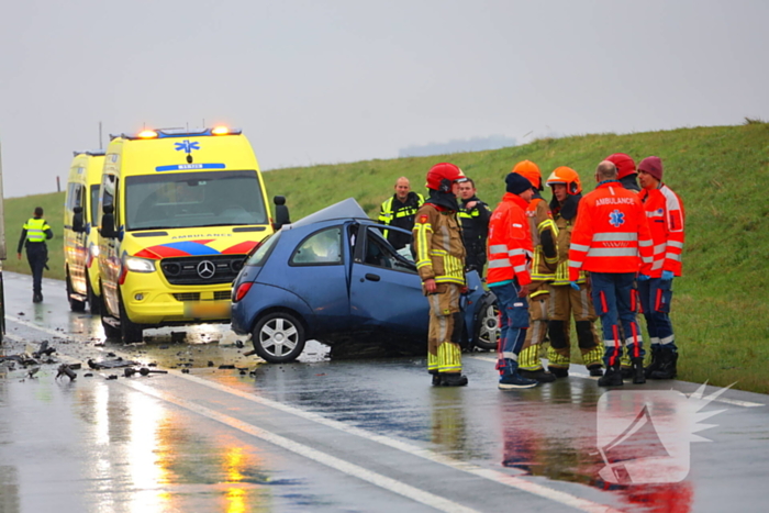 Dode bij frontale aanrijding tussen vrachtwagen en personenauto