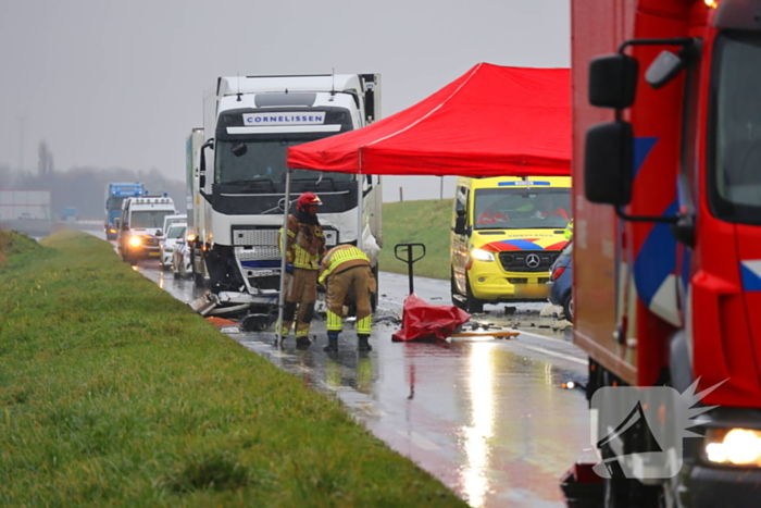 Dode bij frontale aanrijding tussen vrachtwagen en personenauto