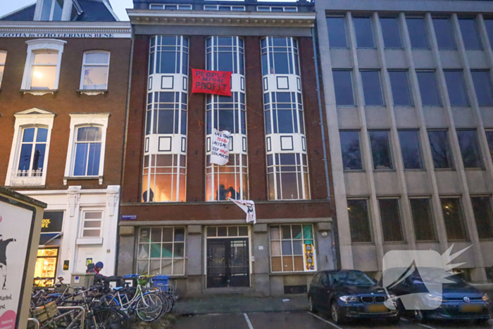 Pand gekraakt en spandoeken op gevel geplaatst