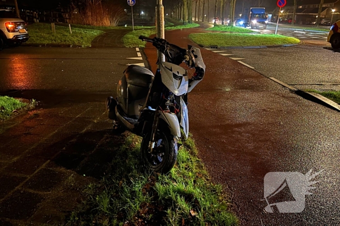 Scooterrijder en automobilist botsen met elkaar