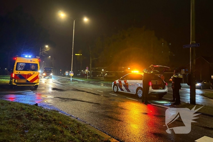 Scooterrijder en automobilist botsen met elkaar