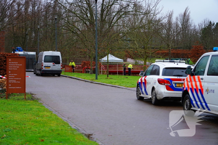 Overleden persoon aangetroffen bij begraafplaats