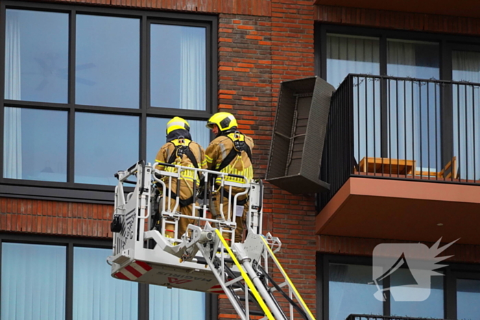 Bank op balkon dreigt te vallen