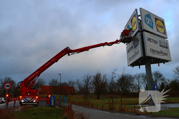 Storm veroorzaakt schade aan reclamezuil