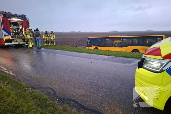 Lijnbus raakt van de weg