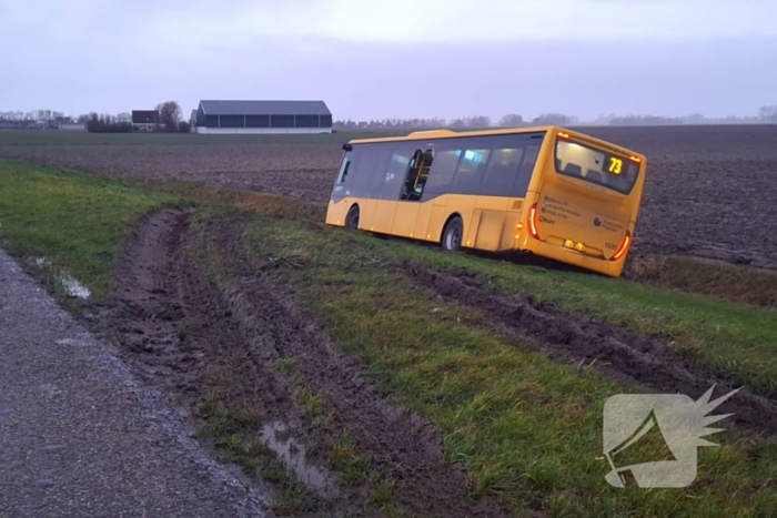 Lijnbus raakt van de weg