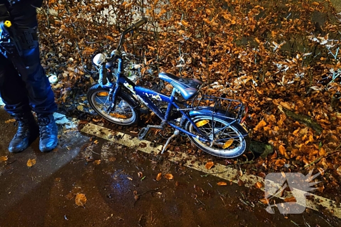 Klein kind maakt val met de fiets