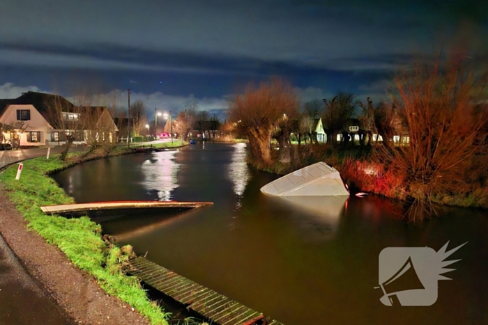 Bestelbus belandt in het water