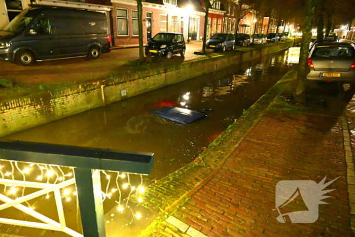 Auto belandt in een gracht