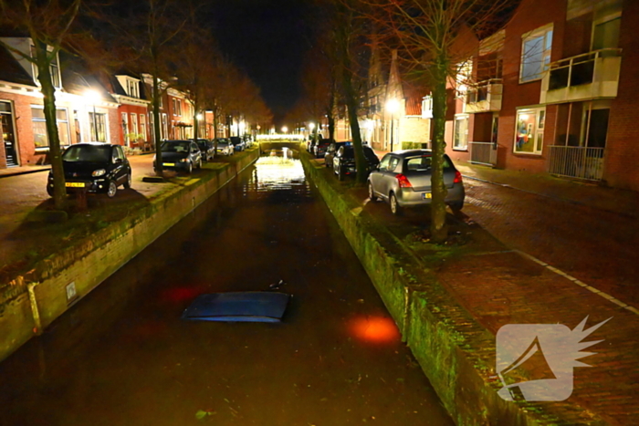 Auto belandt in een gracht