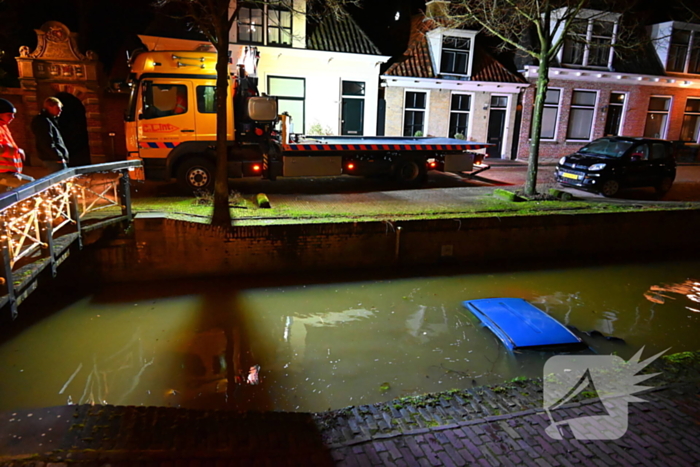 Auto belandt in een gracht