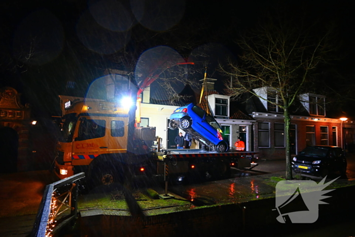 Auto belandt in een gracht