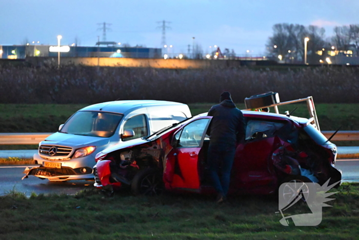 Bestelbus en auto betrokken bij botsing