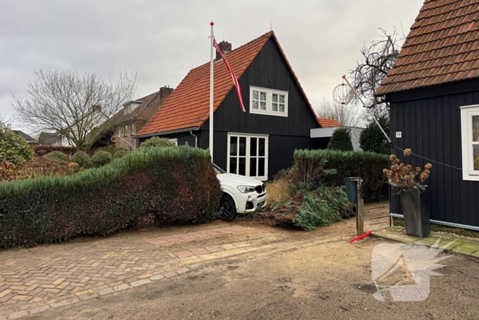 Automobiliste raakt van de weg en rijdt tuin in