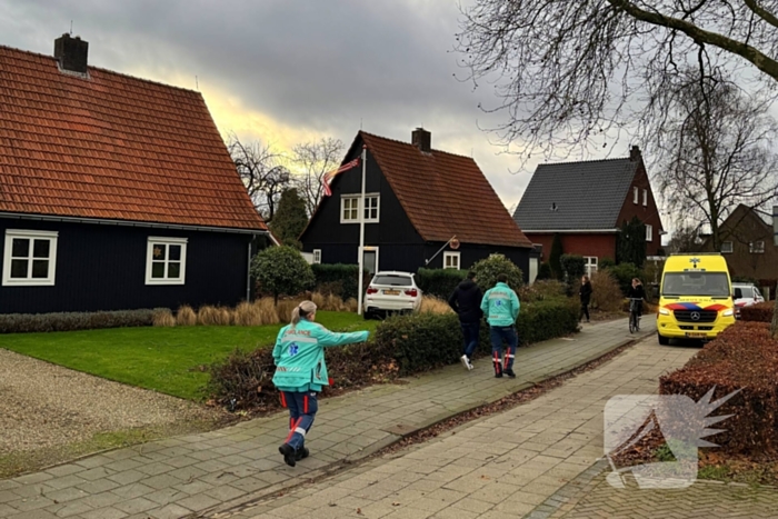 Automobiliste raakt van de weg en rijdt tuin in