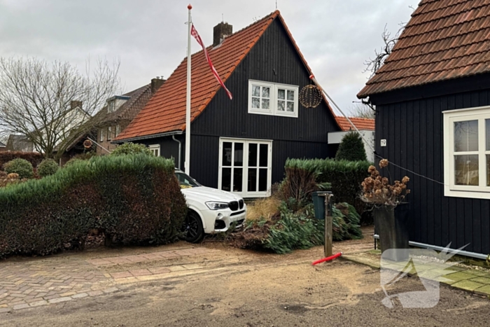 Automobiliste raakt van de weg en rijdt tuin in