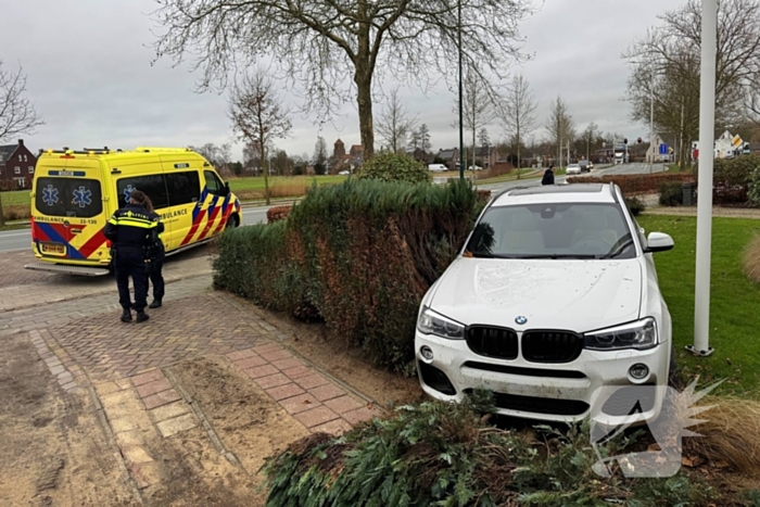 Automobiliste raakt van de weg en rijdt tuin in