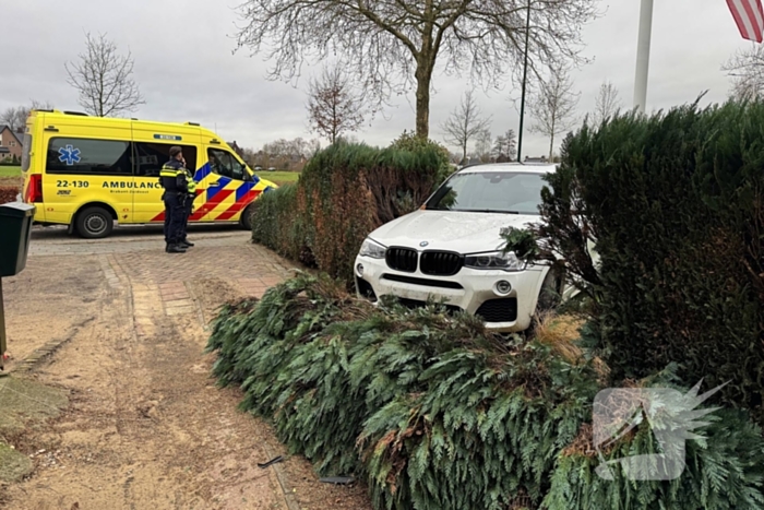 Automobiliste raakt van de weg en rijdt tuin in