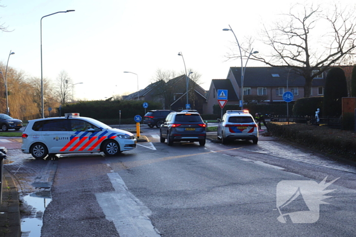 Vrouw valt op spekglad fietspad