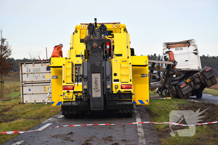 Vrachtwagen met friet kantelt en blokkeert weg