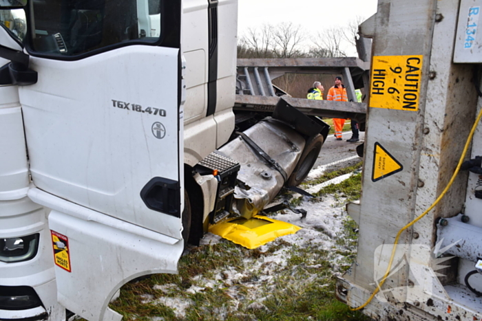 Vrachtwagen met friet kantelt en blokkeert weg