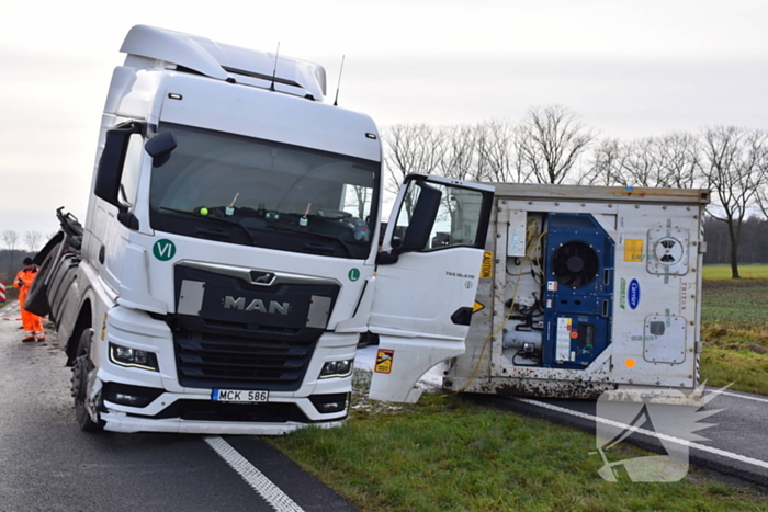 Vrachtwagen met friet kantelt en blokkeert weg