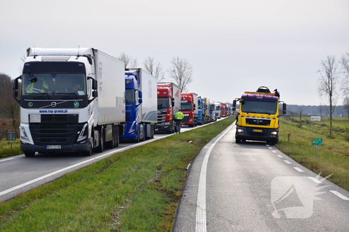 Vrachtwagen met friet kantelt en blokkeert weg