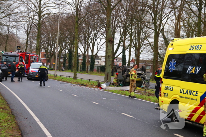 Bestelbus belandt op de kop bij verkeersongeval