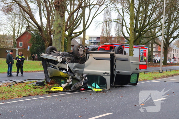 Bestelbus belandt op de kop bij verkeersongeval