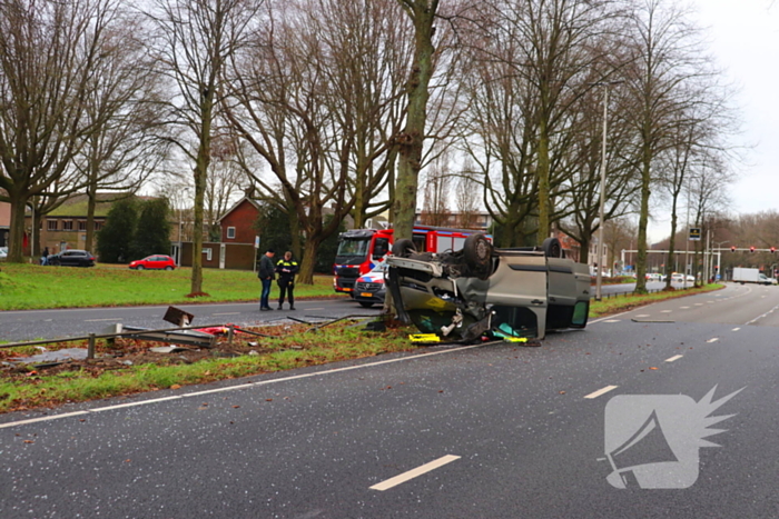 Bestelbus belandt op de kop bij verkeersongeval