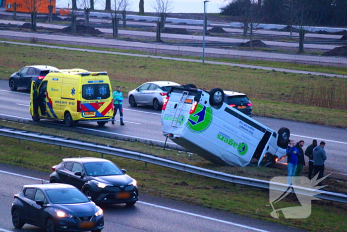 Bestelbus belandt op de kop bij verkeersongeval