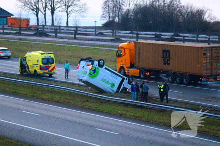 Bestelbus belandt op de kop bij verkeersongeval