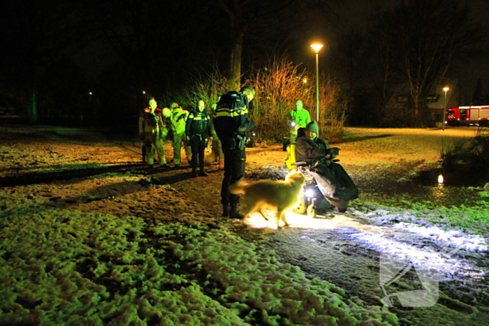 Scootmobiel rijdt zich vast door sneeuw