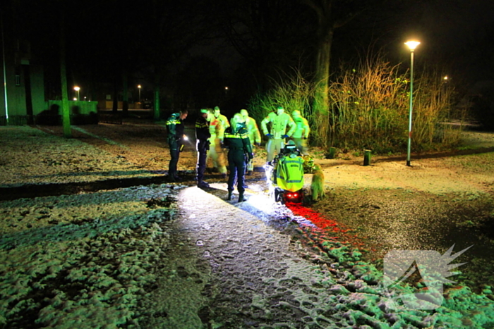 Scootmobiel rijdt zich vast door sneeuw