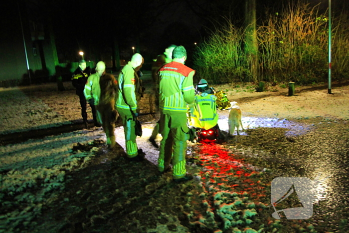 Scootmobiel rijdt zich vast door sneeuw