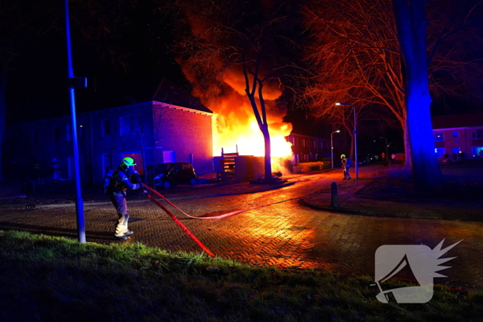 Voertuigbrand escaleert naar grote brand