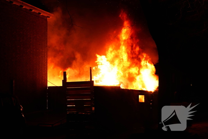 Voertuigbrand escaleert naar grote brand