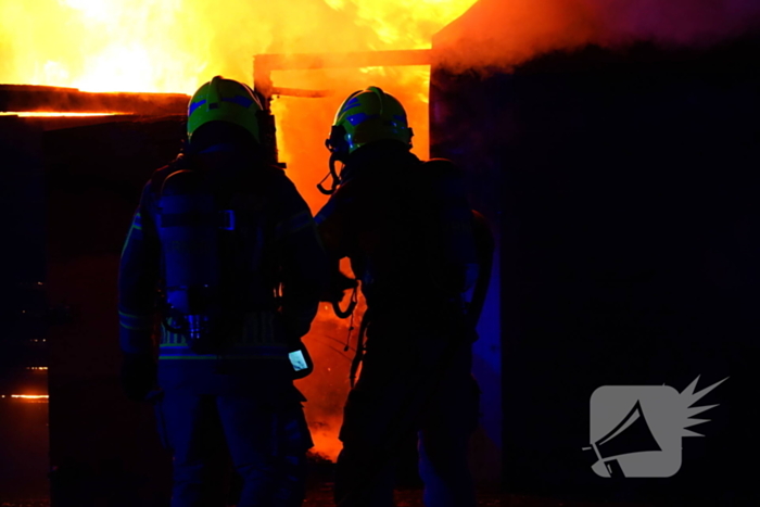 Voertuigbrand escaleert naar grote brand