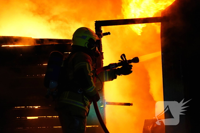 Voertuigbrand escaleert naar grote brand