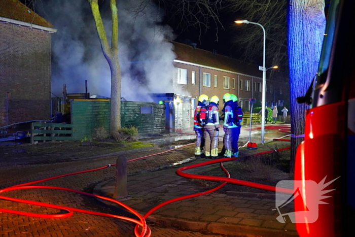 Voertuigbrand escaleert naar grote brand