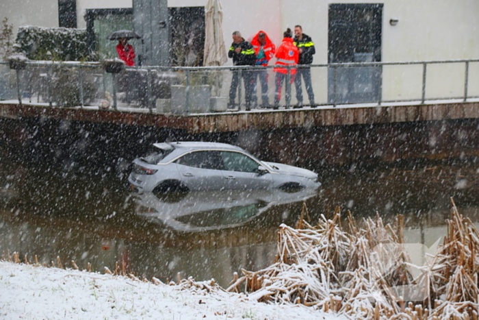 Auto te water, brandweer redt bestuurder uit het koude water