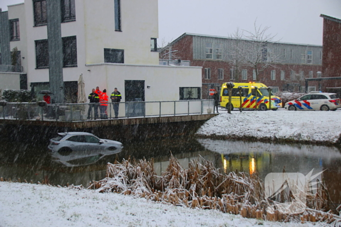 Auto te water, brandweer redt bestuurder uit het koude water