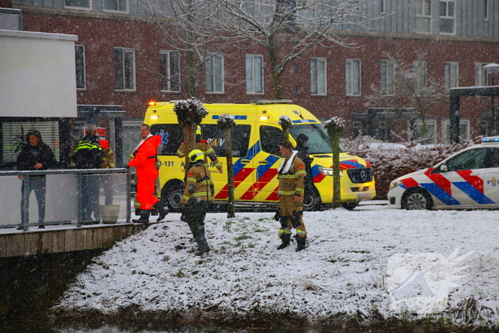 Auto te water, brandweer redt bestuurder uit het koude water