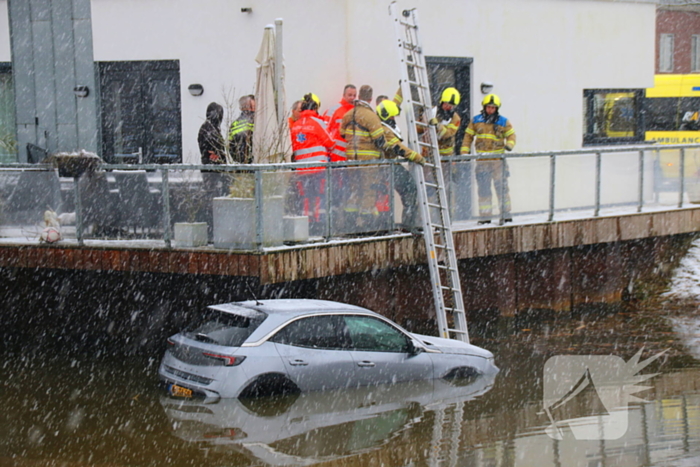 Auto te water, brandweer redt bestuurder uit het koude water