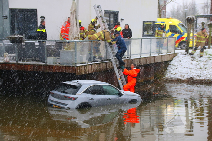 Auto te water, brandweer redt bestuurder uit het koude water