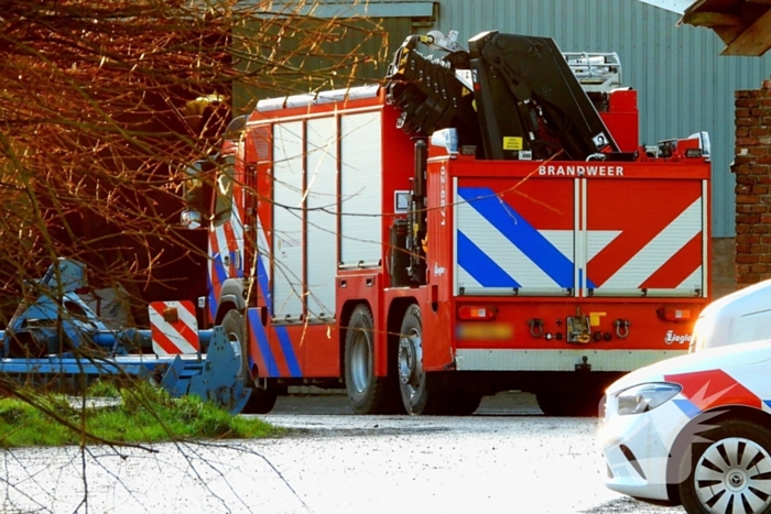 Persoon bekneld op boeren terrein