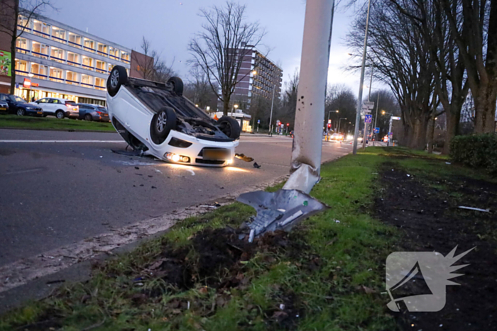 Automobilist belandt op de kop