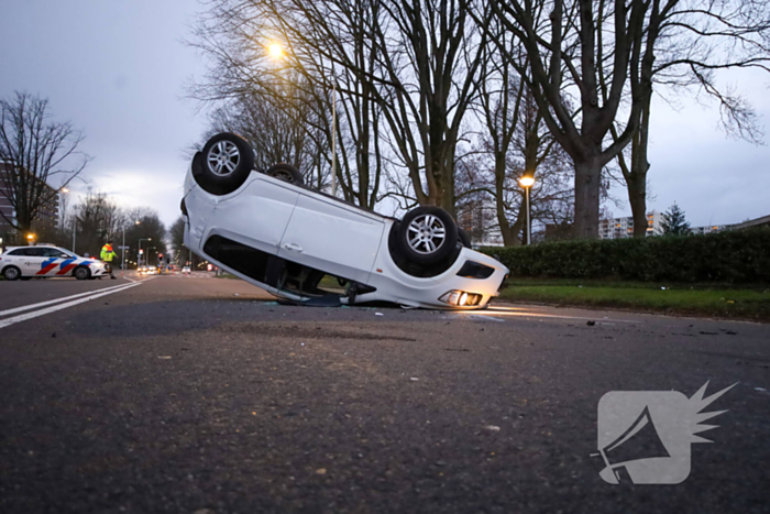 Automobilist belandt op de kop